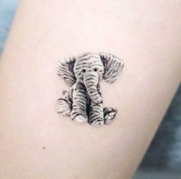 Elefante giocattolo tatuato da @eins_tattooer