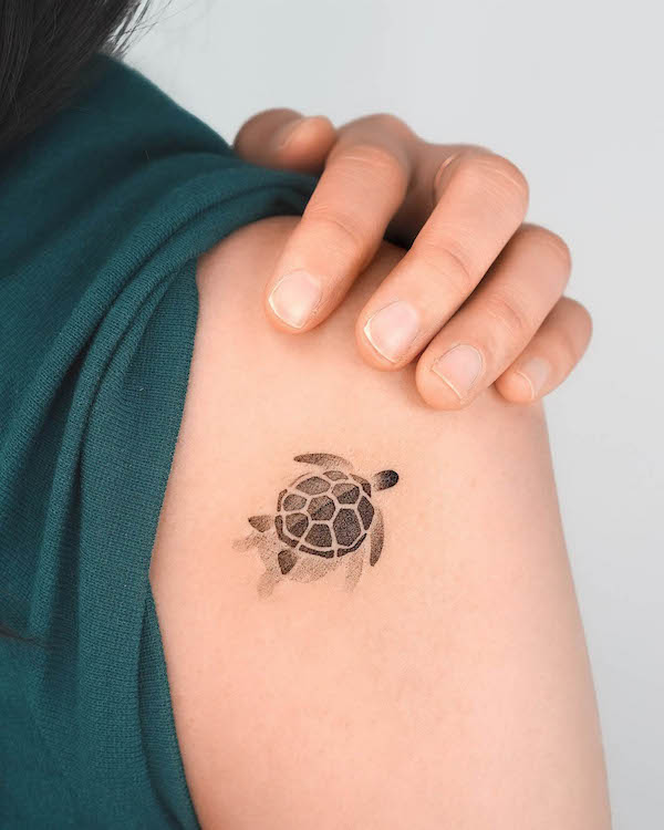 Tatuaggio di tartaruga marina sulla spalla di @choiyun_tattoo