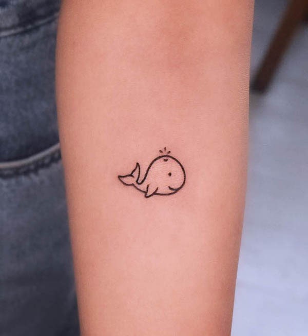 Piccolo tatuaggio di balena di @homeboytattooer