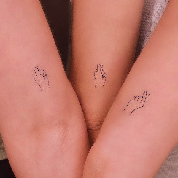 Tatuaggio con cuore sulle dita di @tattooer_jina