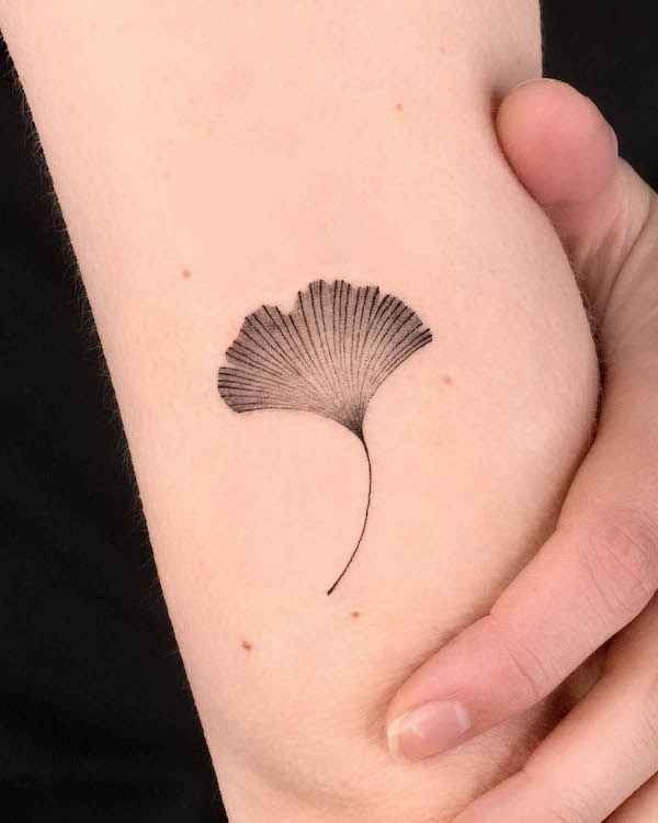 Tatuaggio di piccole foglie di @choiyun_tattoo