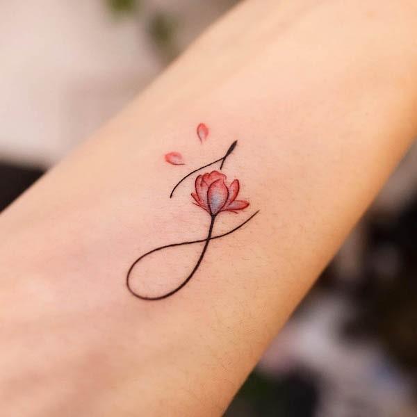 Piccolo tatuaggio con iniziale floreale di @noul_tattoo