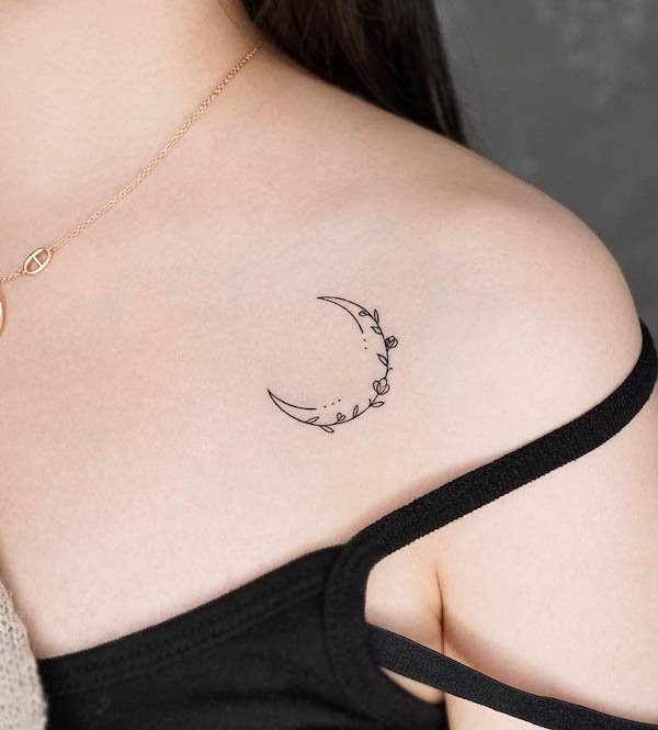 Tatuaggio della luna semplice di @simya_tattoo