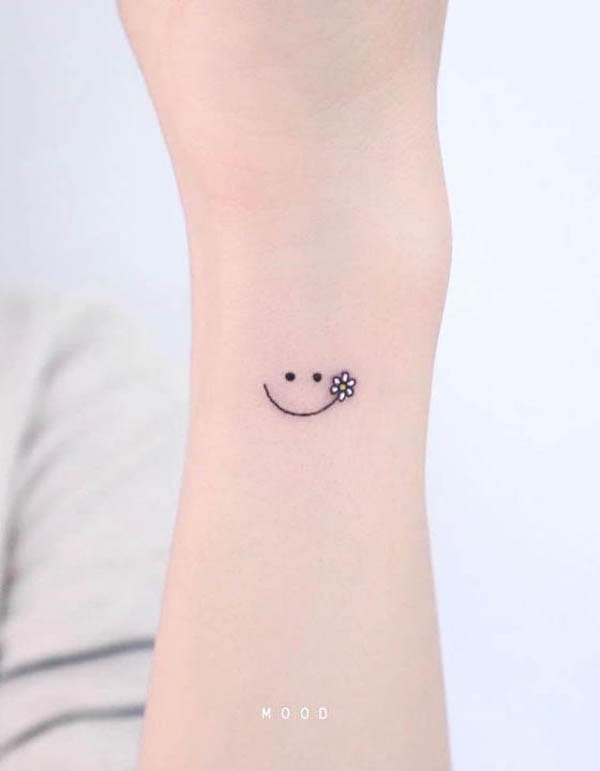 Un semplice sorriso sul polso tatuato da @mood_bkk