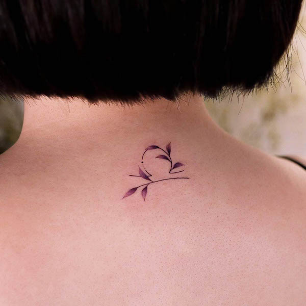 Piccolo tatuaggio sul collo della Bilancia di @noul_tattoo