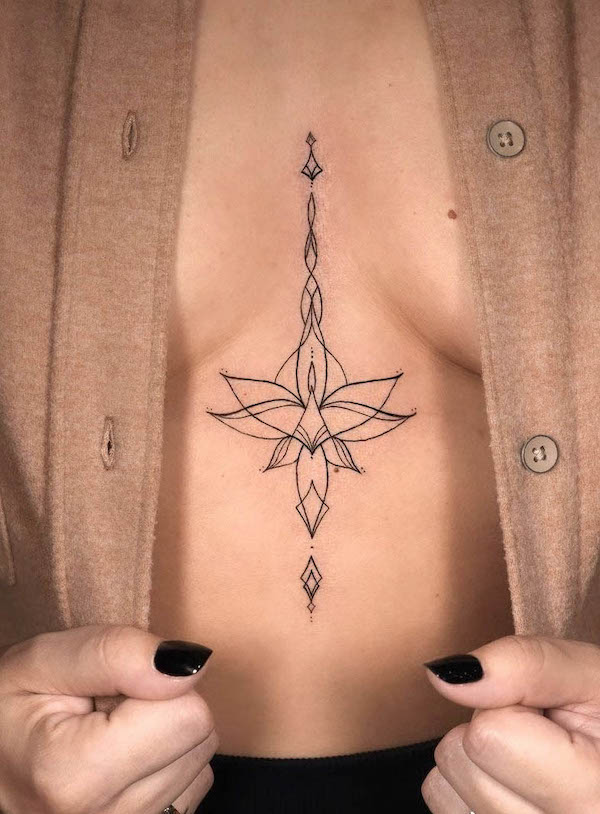Tatuaggio a forma di loto sottile sotto il seno di @morika.ink