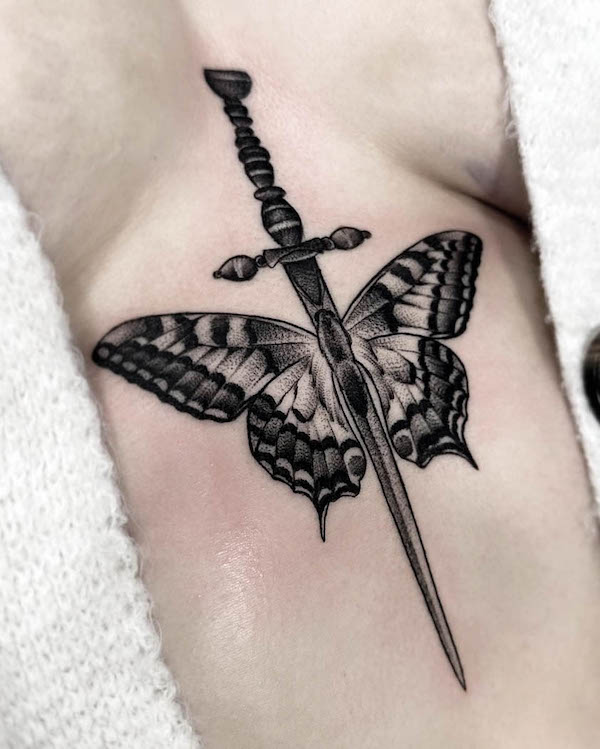 Tatuaggio underboob con farfalla e spada di @hipner.magdalena