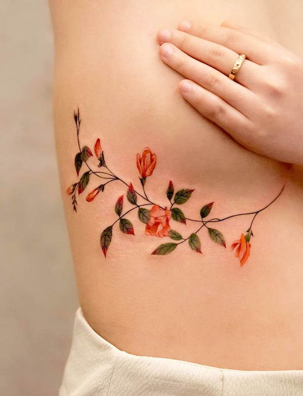 Tatuaggio floreale sotto il seno di @newtattoo_qiqi
