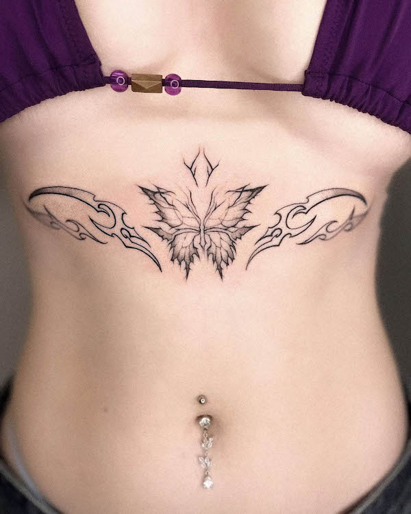 Tatuaggio tribale con farfalla sotto il seno di @luzitatts