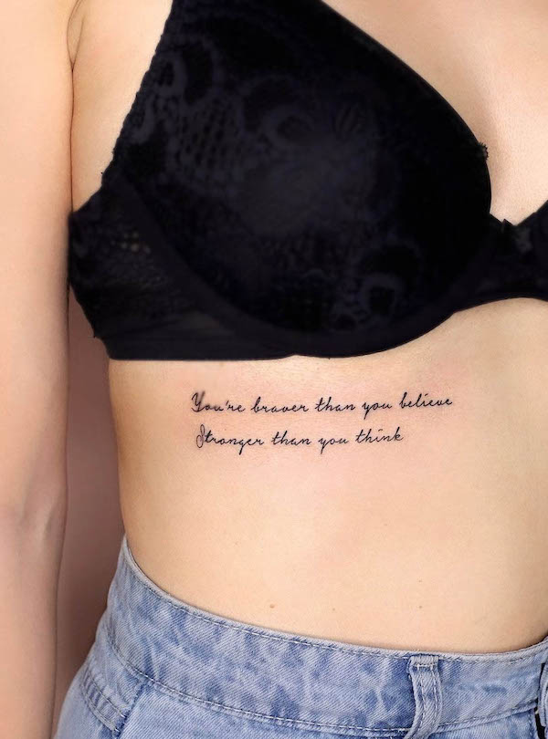 Tatuaggio con citazione ispiratrice sotto il seno da @tattoo.joojoo
