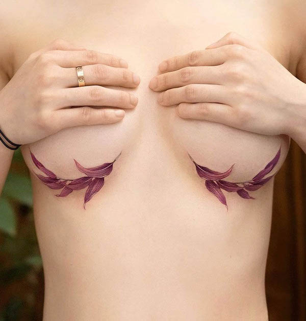 Tatuaggio underboob con foglie viola di @newtattoo_qiqi