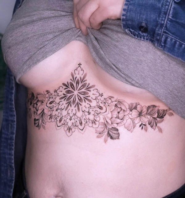 Tatuaggio underboob con fiori e mandala floreale di @amybillingtattoo