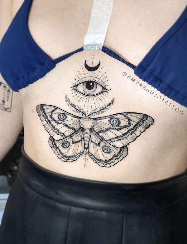Tatuaggio di occhi e farfalle sotto il seno da @kmyaraujotattoo