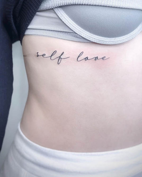 Tatuaggio dell'amore di sé sotto la tetta di @len_art_