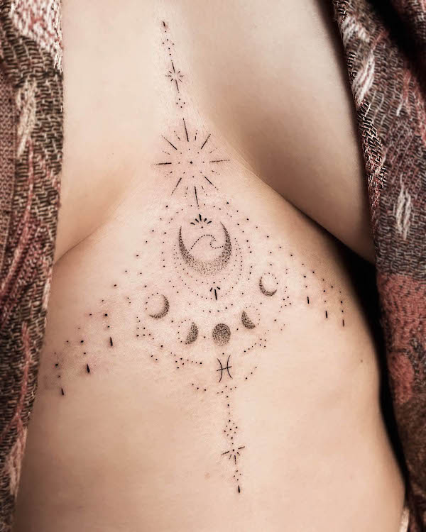 Intricato tatuaggio zodiacale sotto il seno di @lunae.magic