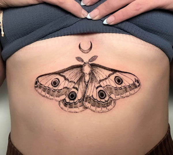 Tatuaggio di falena e luna sotto il seno da @jarhn_tattoos