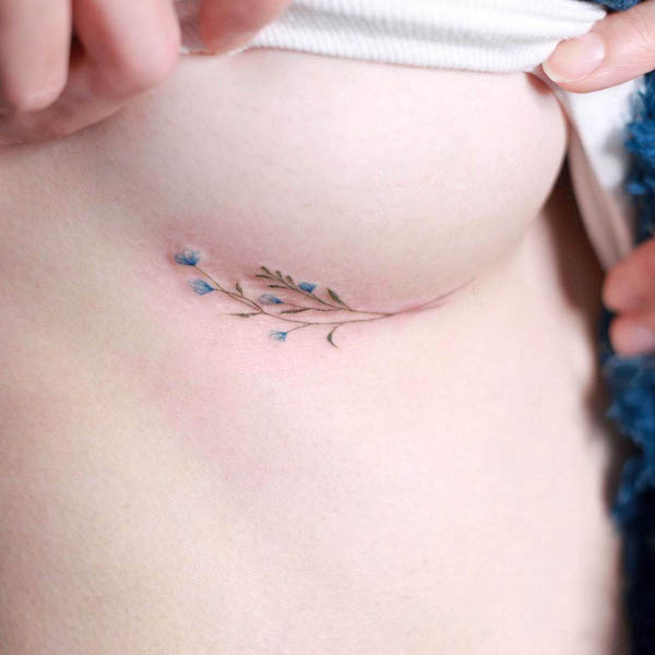 Piccolo fiore sotto il seno tatuato da @tatuatore_naro