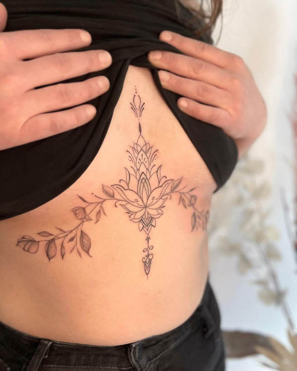 Tatuaggio simbolico del loto botanico sotto il seno di @michaelafoordentattoo