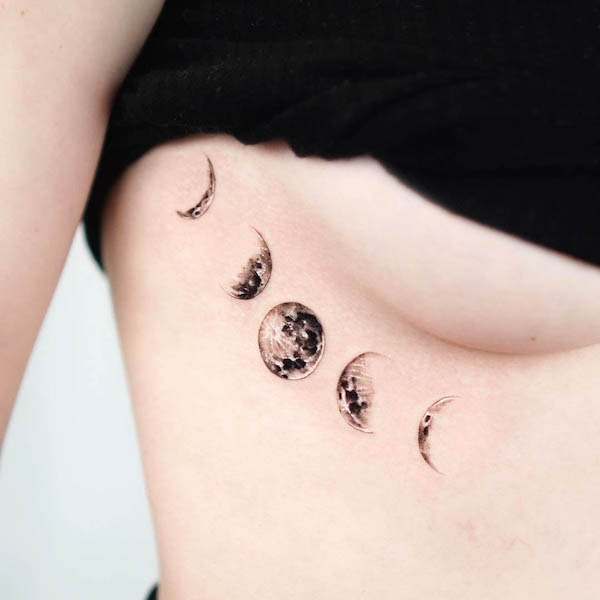 Tatuaggio dettagliato della luna sotto il seno di @tattooist_bae