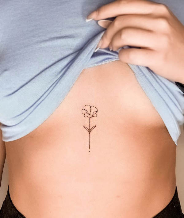 Piccolo fiore sotto il seno tatuaggio da @oanhabram