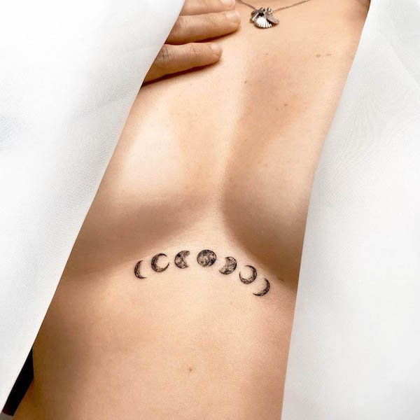 Tatuaggio di fase lunare piccola sotto il seno da @1991.ink_