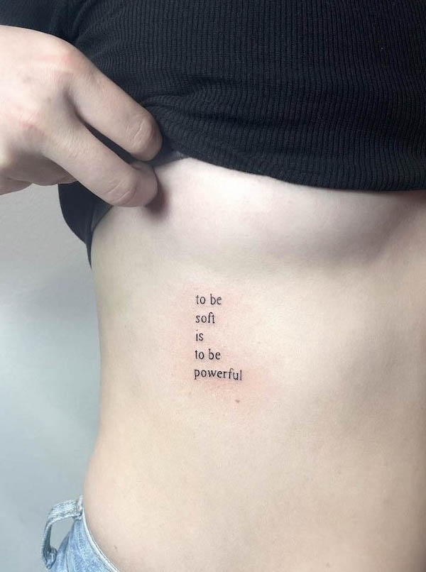 Tatuaggio con citazione sul lato da @schneusn.ink