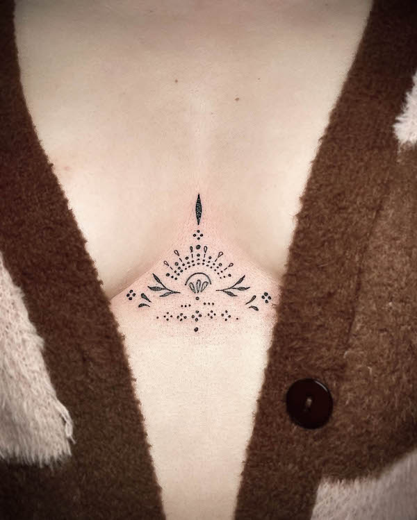 Piccolo tatuaggio ornamentale sotto il seno di @iinkbratt