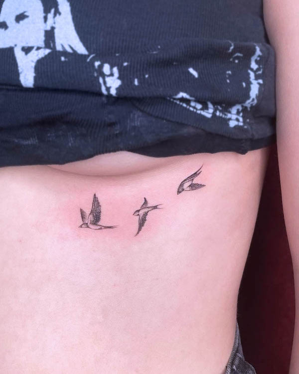 Tatuaggio sotto il seno con uccelli semplici di @rachelgros_tattoos