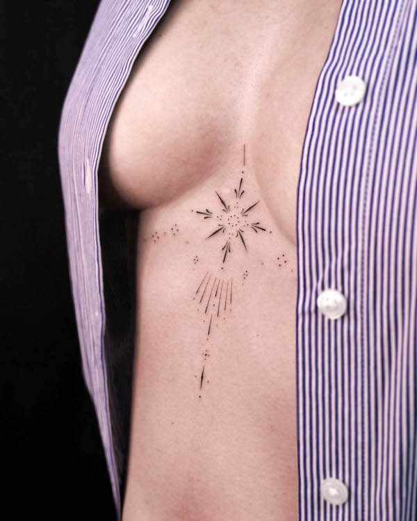 Tatuaggio di piccola freccia sotto il seno di @uweoljansang
