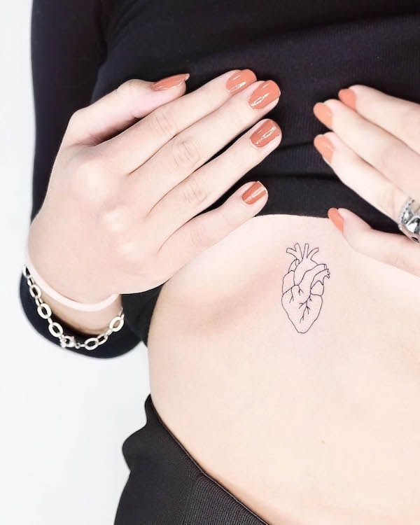 Tatuaggio a cuore piccolo sotto il seno di @_thinkdifferent