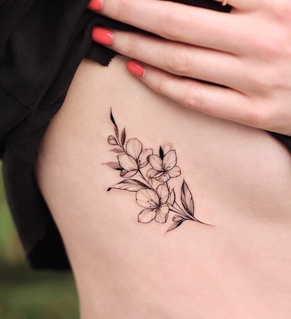 Tatuaggio semplice di fiori neri e grigi di @hadam.collection