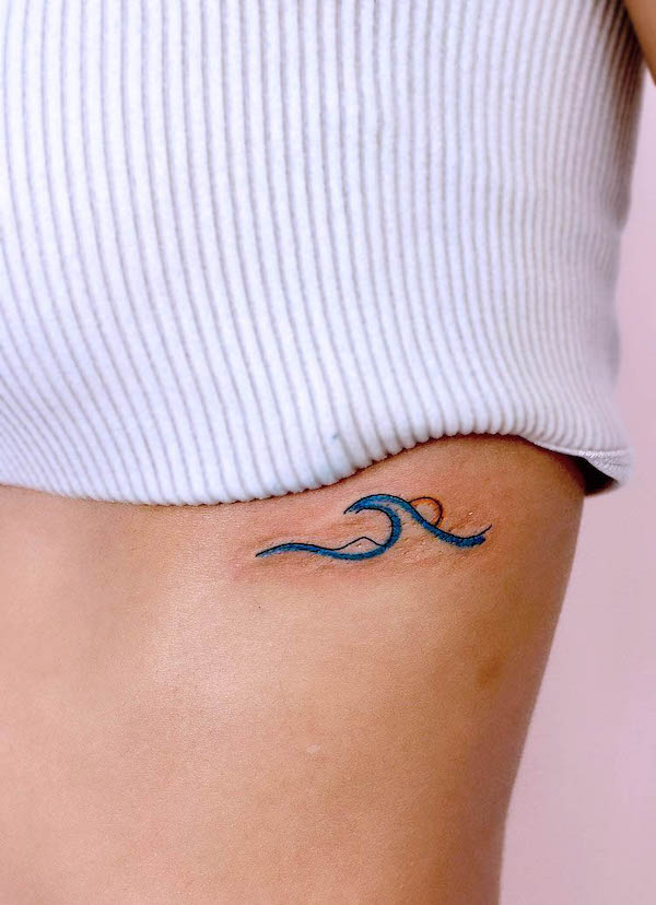 Tatuaggio di piccole onde e sole da @tattoo.joojoo