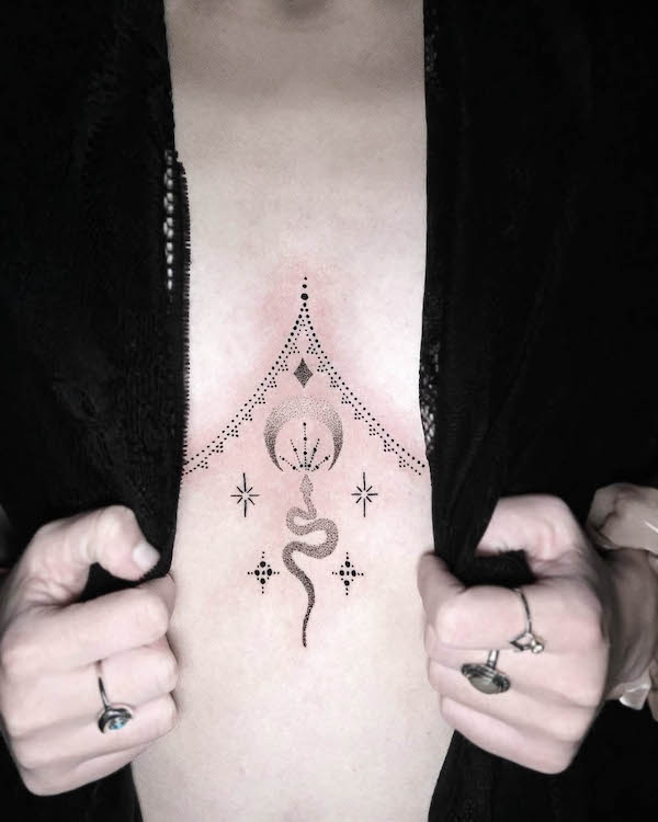 Tatuaggio di piccolo serpente sotto il seno con ornamenti di @vivi_b_tattoo