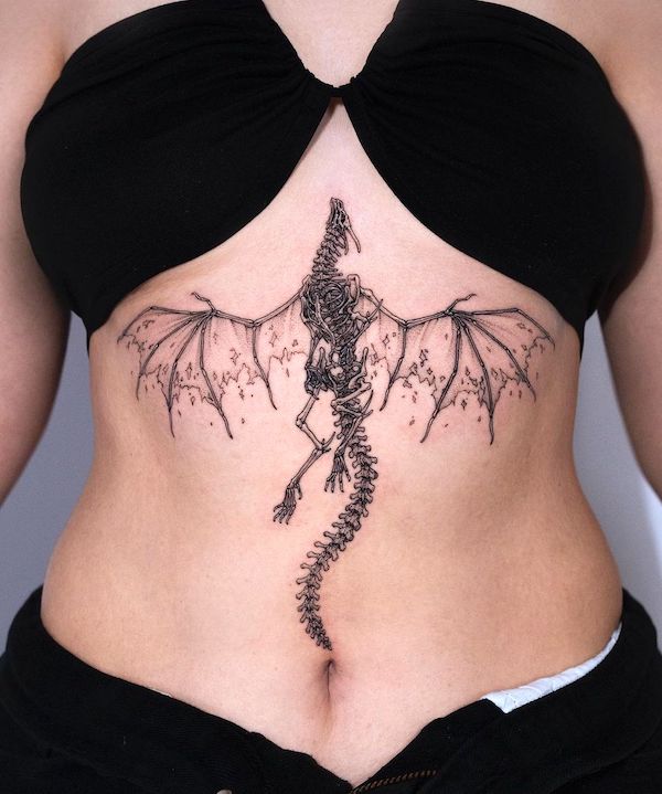 Tatuaggio scheletro drago sullo sterno di @tattooer_intat