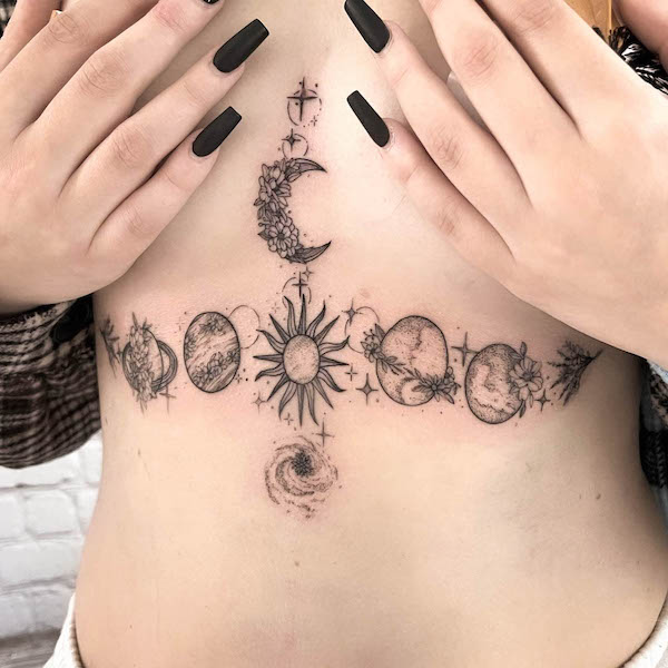 Intricato tatuaggio underboob con pianeti floreali di @_saskia.klotz_