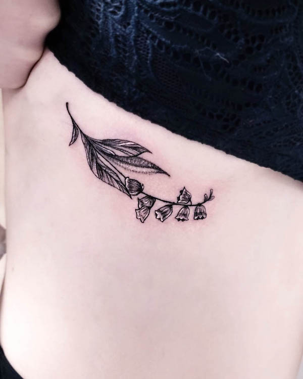 Piccolo fiore tatuato sotto la tetta da @five30tattoos