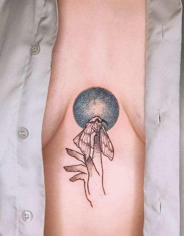 Tatuaggio underboob con falena e mano stregata di @maziaje.tattoo