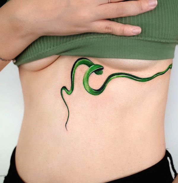 Accattivante serpente verde sotto la tetta di @soosoo.tattoo