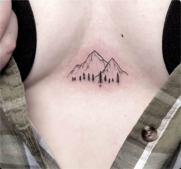 Piccolo tatuaggio di montagna sotto il seno da @_bone.broth_