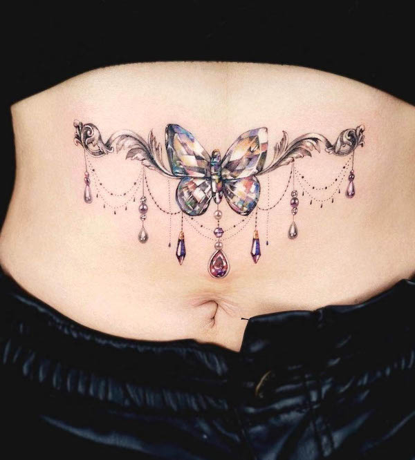 Tatuaggio sotto il seno con cristalli di @tattooist_siia