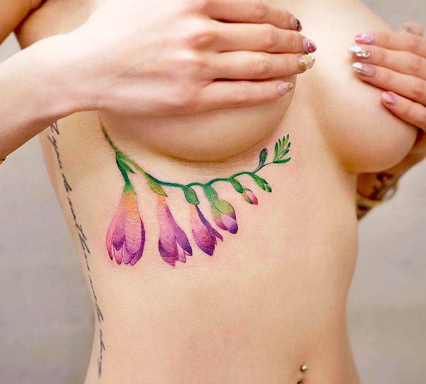 Tatuaggio unico di fiori sotto il seno di @newtattoo_qiqi