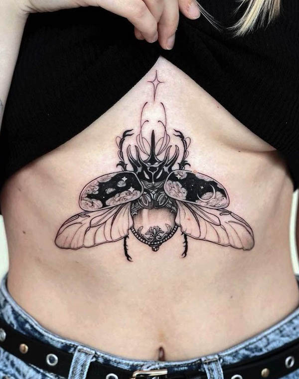 Tatuaggio fantasy sotto il seno di @moonlit_tattooist