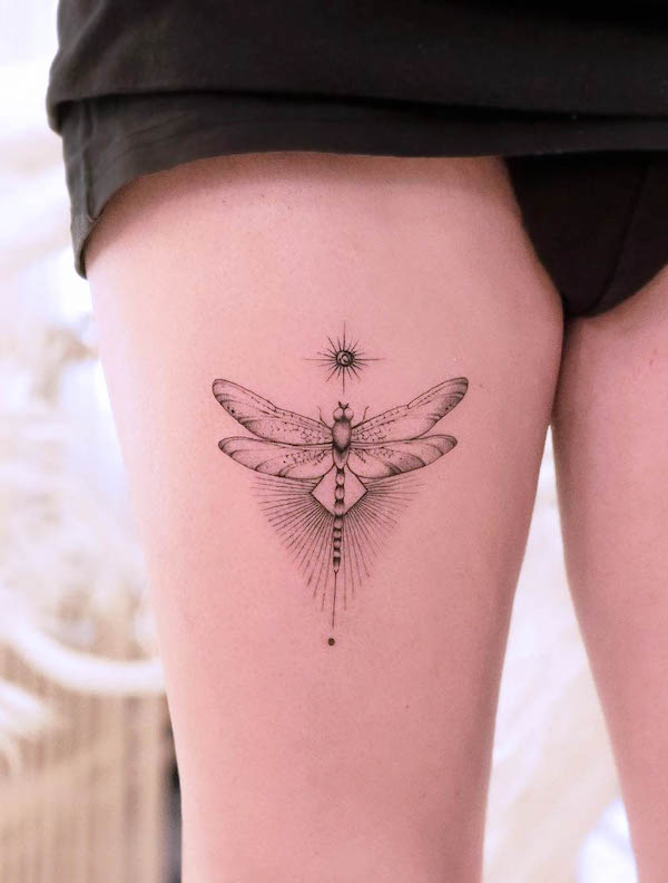 Tatuaggio di sole e libellula sulla coscia di @fda__lights