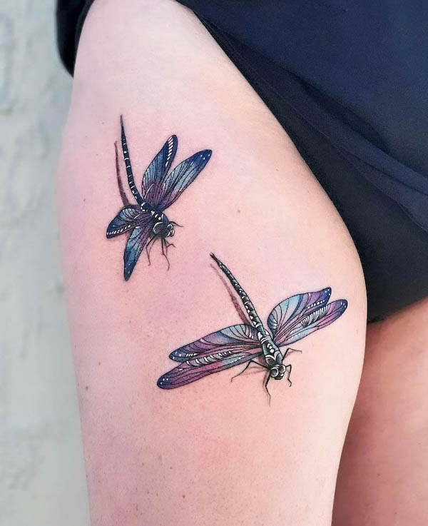 Libellula 3D sulla coscia da @nicolekayetattoo