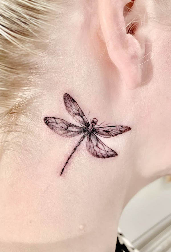 Tatuaggio di libellula dietro l'orecchio di @dragontattoo_paris