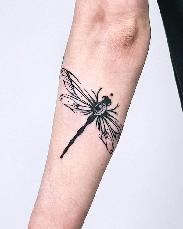 Libellula in grassetto di @myrkur_tattoo