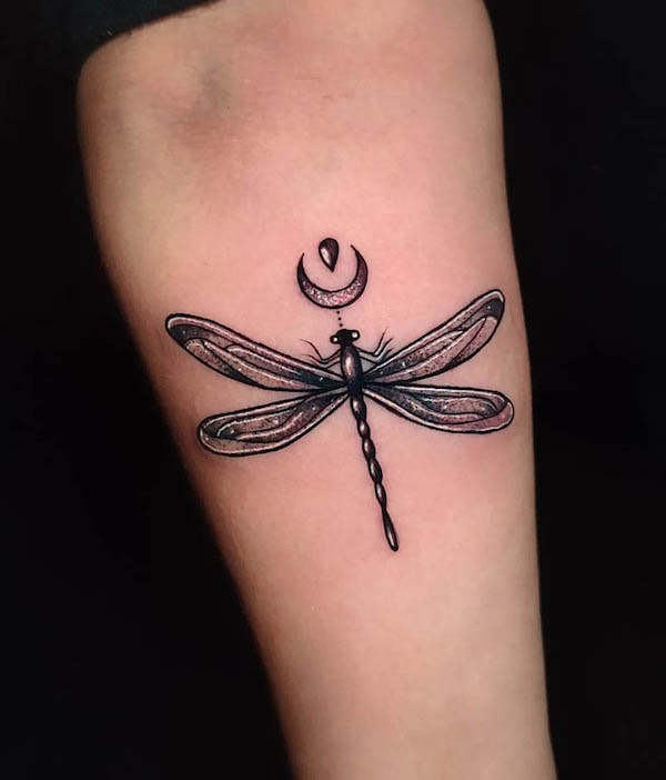 Tatuaggio Luna e libellula di @bere.galleari