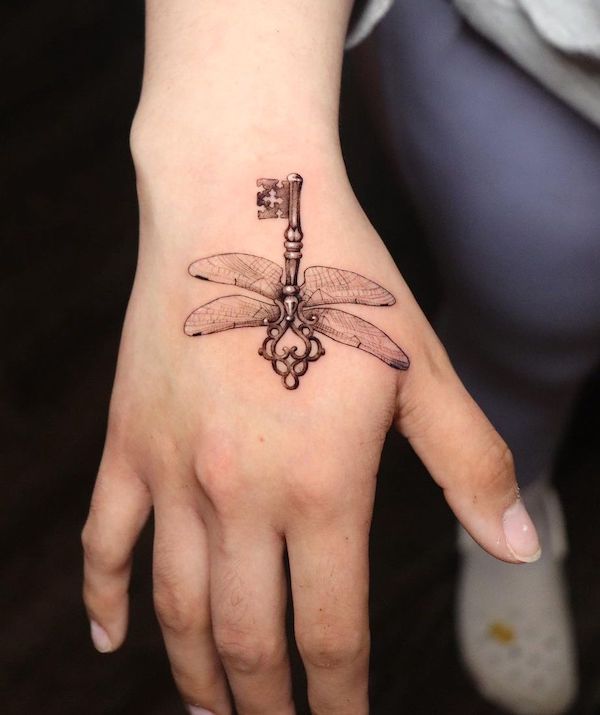 Libellula e chiave tatuaggio a mano di @reyr1tattoo