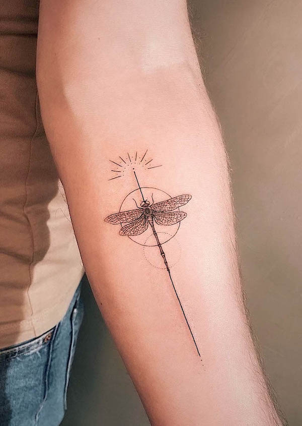 Tatuaggio geometrico di libellula sull'avambraccio di @mar__negro