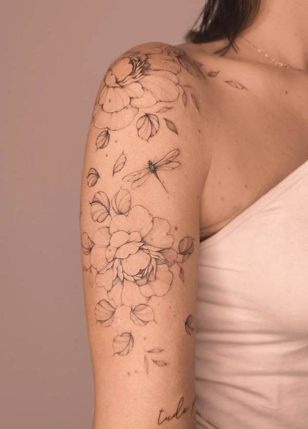 Tatuaggio a manica di libellula e fiori di @magdalenasendlak_tattoo